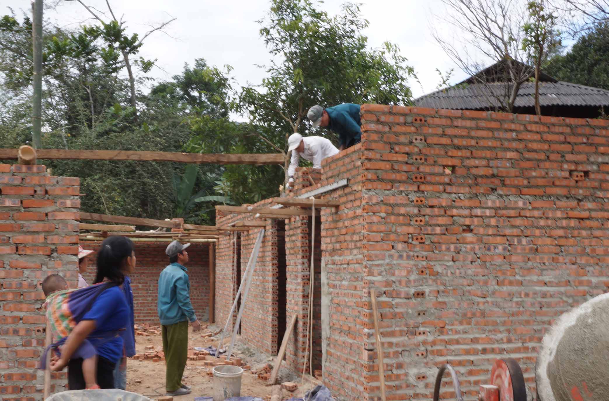 Nhân dân bản Nà Ngò (xã Nậm Sỏ, huyện Tân Uyên) đầu tư xây dựng nhà ở khang trang.